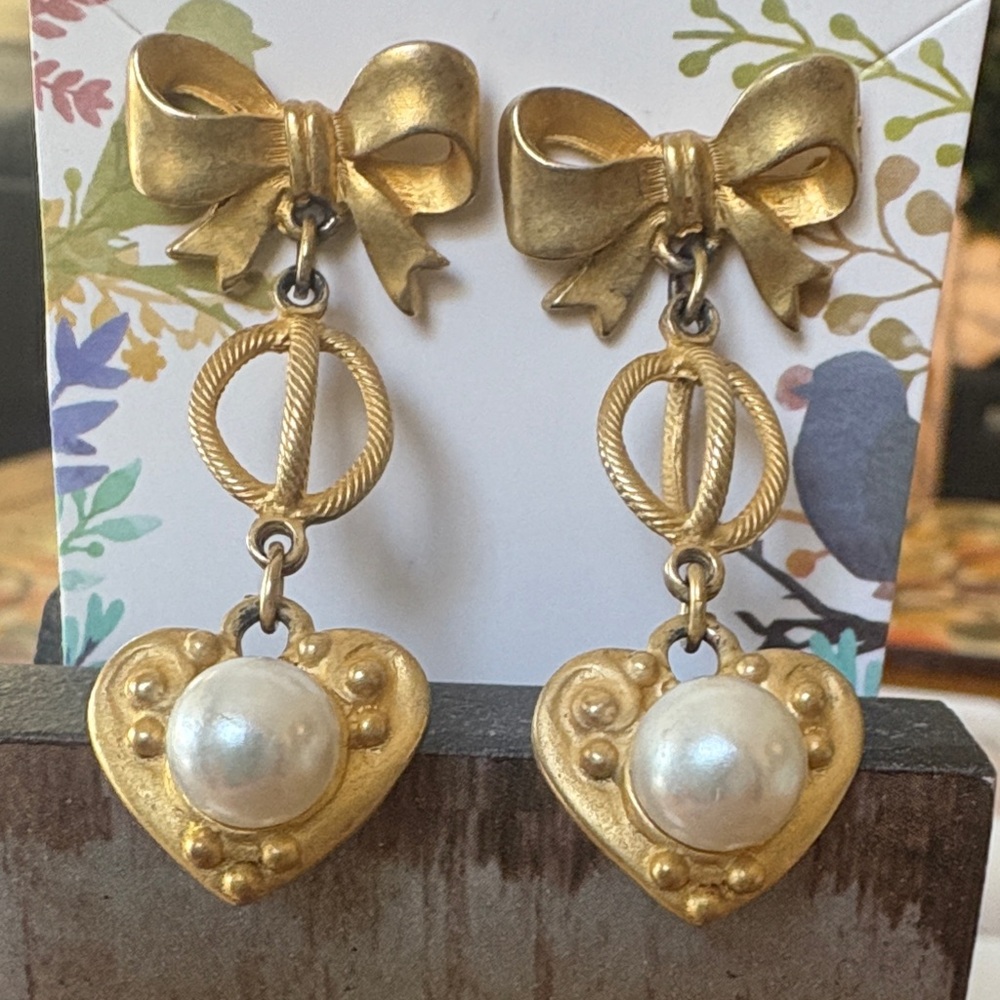 Source Unknown Gold Bow and Pearl Heart Earrings